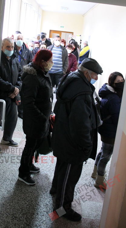 Десетки гласоподаватели струпани в малък коридор пред 2 секции в Димитровград