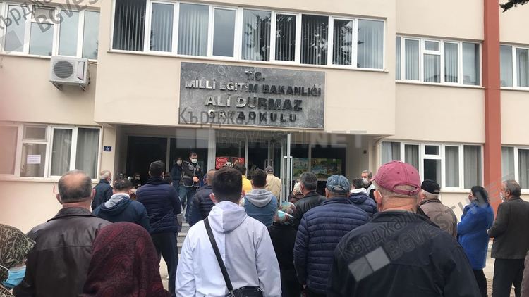 Огромни опашки се натрупаха пред изборните секции в Бурса,прогнозират,че  няма да затворят в определения час