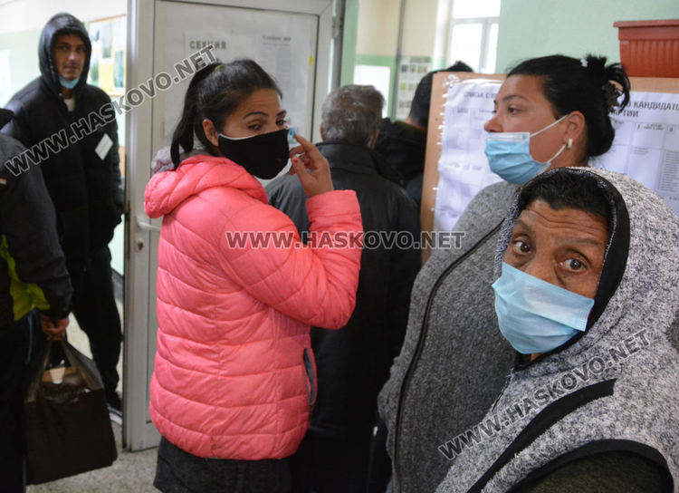 Върнаха двама членове на СИК с температура, вял интерес към машинното гласуване