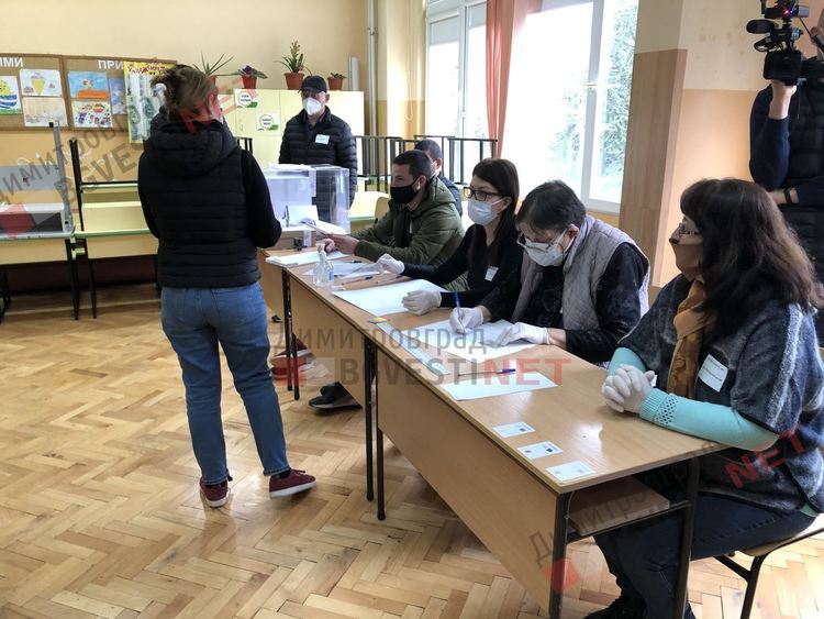 Снимката е от секция в Димитровград, не е от въпросната секция в с. Райново