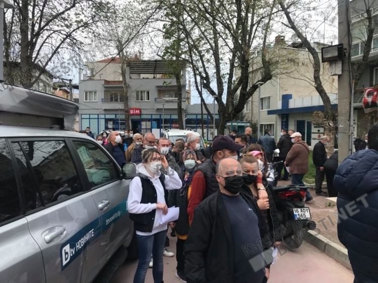 Огромни опашки се натрупаха пред изборните секции в Бурса,прогнозират,че  няма да затворят в определения час