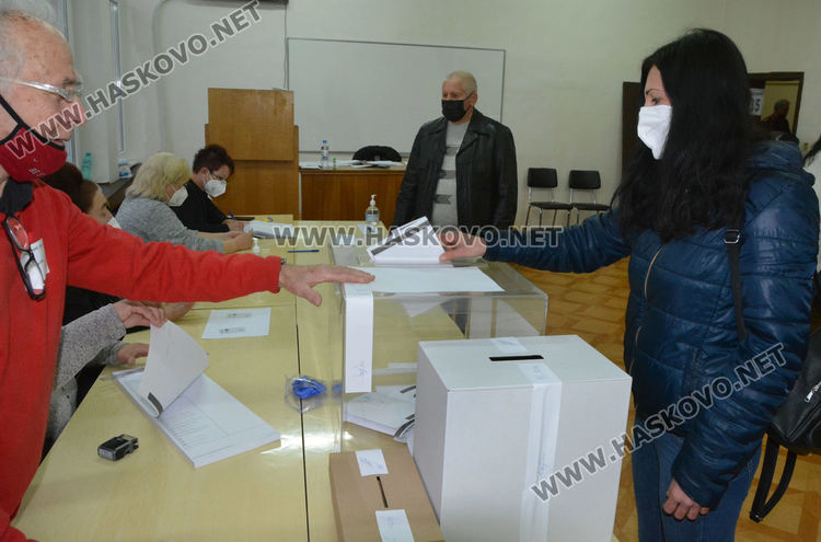 Върнаха двама членове на СИК с температура, вял интерес към машинното гласуване