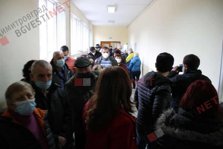 струпване в коридор пред секции 24 и 25 в СУ Любен Каравелив