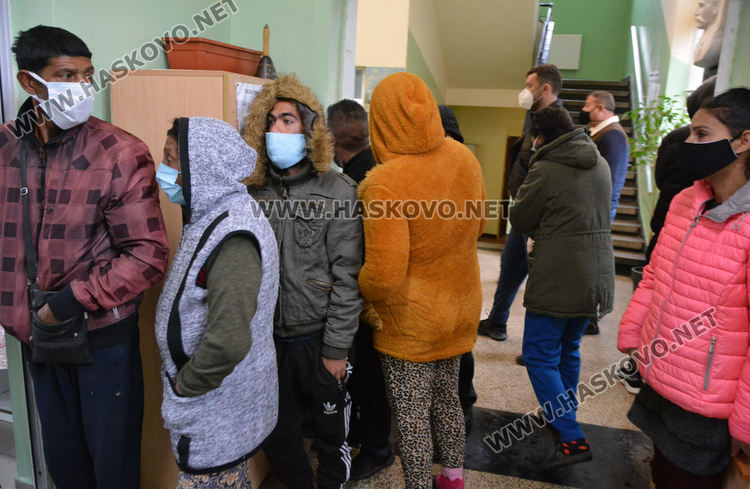 Върнаха двама членове на СИК с температура, вял интерес към машинното гласуване