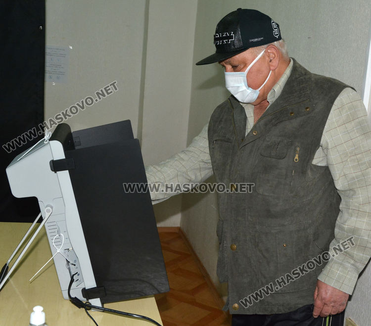 Върнаха двама членове на СИК с температура, вял интерес към машинното гласуване