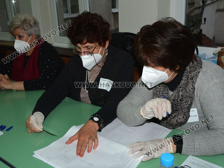 Върнаха двама членове на СИК с температура, вял интерес към машинното гласуване