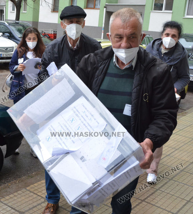 Хора с увреждания от Хасковско гласуваха в подвижна урна