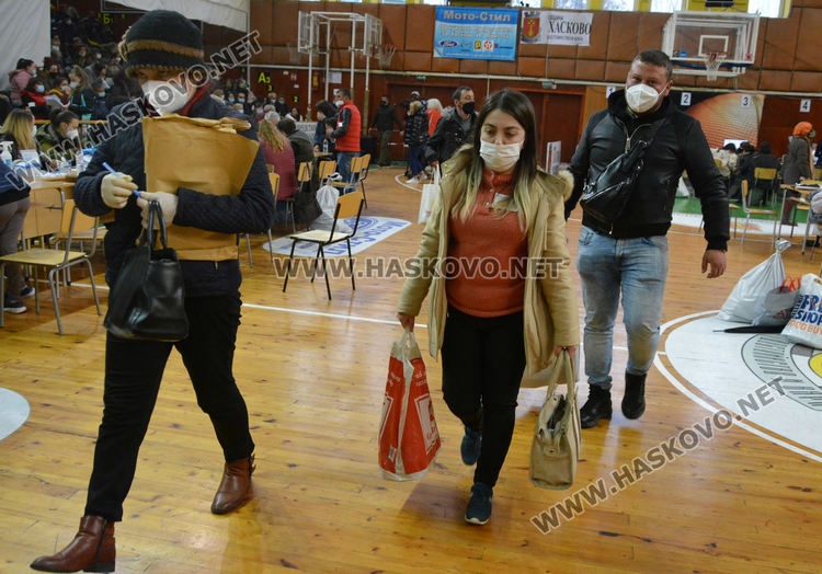 Пет линейки за припаднали членове на СИК викани в зала Дружба 