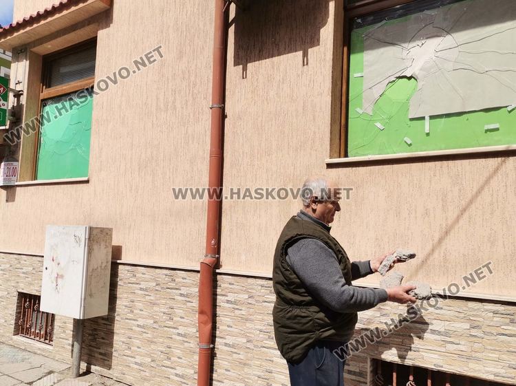 С камъни потрошиха прозорците на къща в Хасково, издирват извършителите