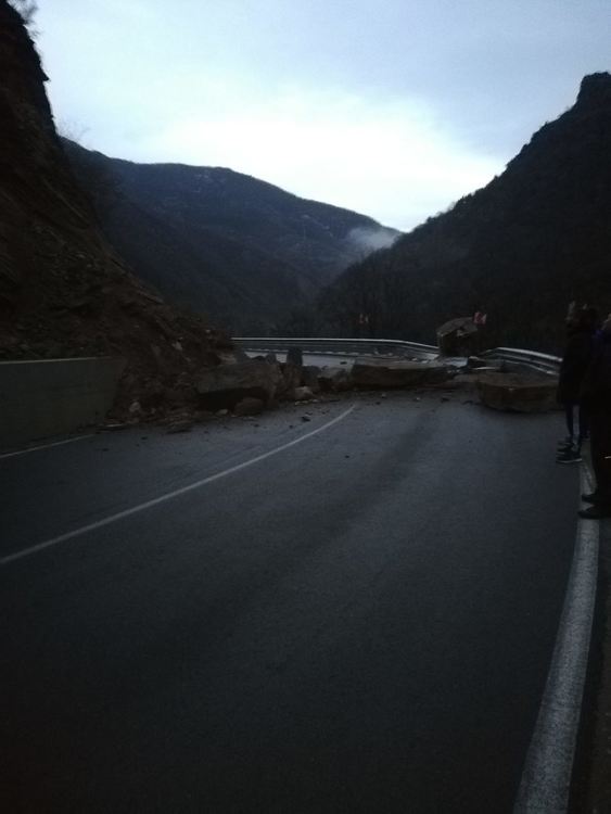 Паднали скали затвориха пътя Девин-Кричим