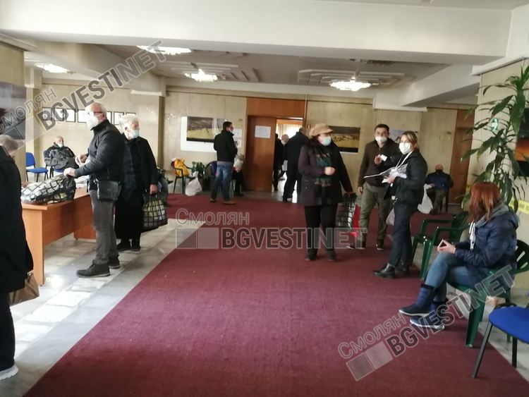 Лудница!!! Членове на комисии на крак от 30 часа, чакат гладни и жадни