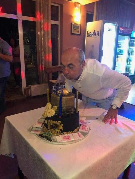 Д-р Станков с прочутата торта с пачките и неговия лик