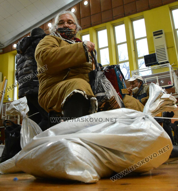 Пет линейки за припаднали членове на СИК викани в зала Дружба 
