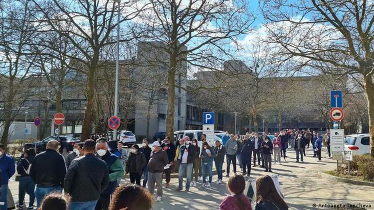 Българите в чужбина извиха дълги опашки, за да гласуват