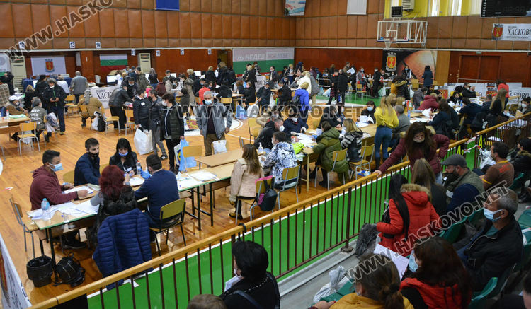 Пет линейки за припаднали членове на СИК викани в зала Дружба 