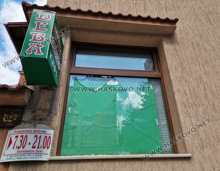 С камъни потрошиха прозорците на къща в Хасково, издирват извършителите