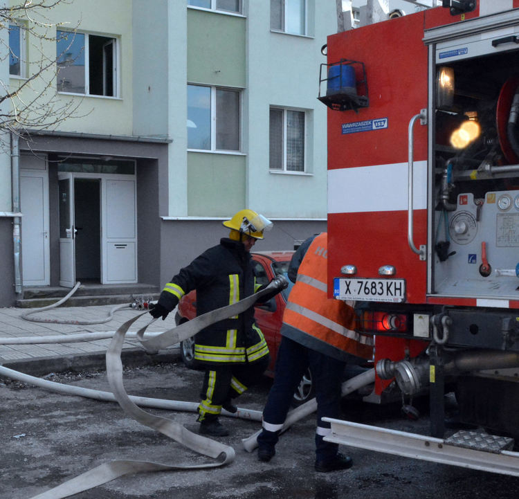 Пожар избухна в апартамент в „Бадема“
