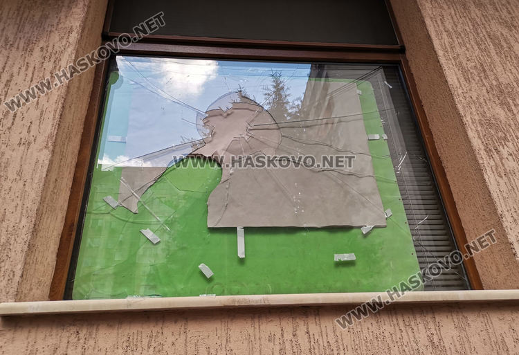 С камъни потрошиха прозорците на къща в Хасково, издирват извършителите