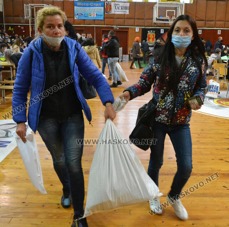 Пет линейки за припаднали членове на СИК викани в зала Дружба 