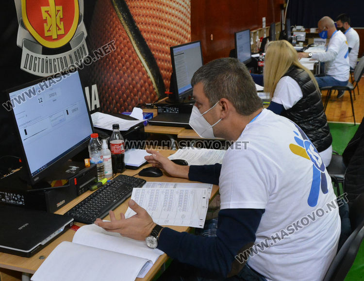 Пет линейки за припаднали членове на СИК викани в зала Дружба 