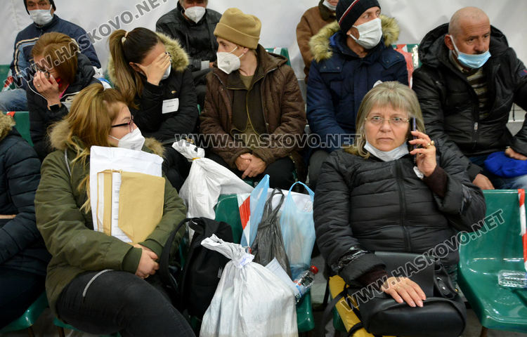 Пет линейки за припаднали членове на СИК викани в зала Дружба 