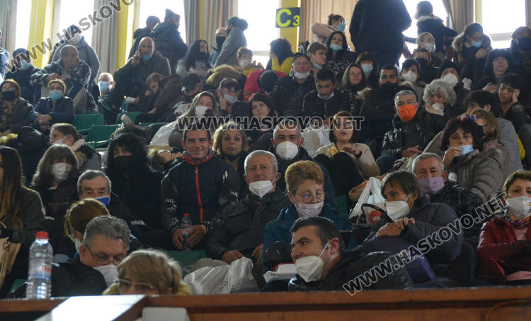 Избори в пандемия: Хаос в РИК-Хасково, стотици без дистанция и маски