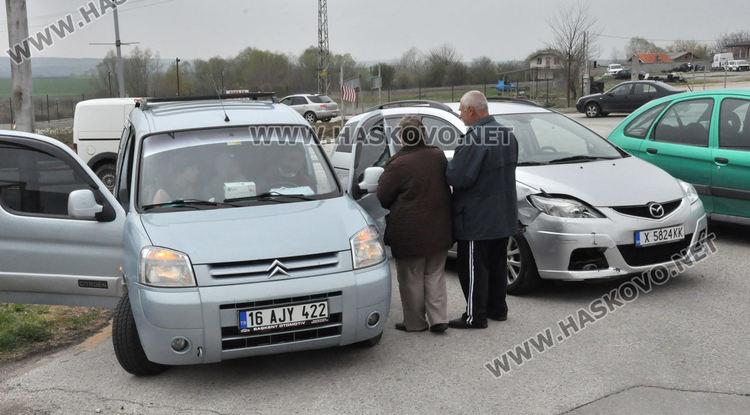 Ситроен се заби в Мазда на кръговото на Кърджалийска