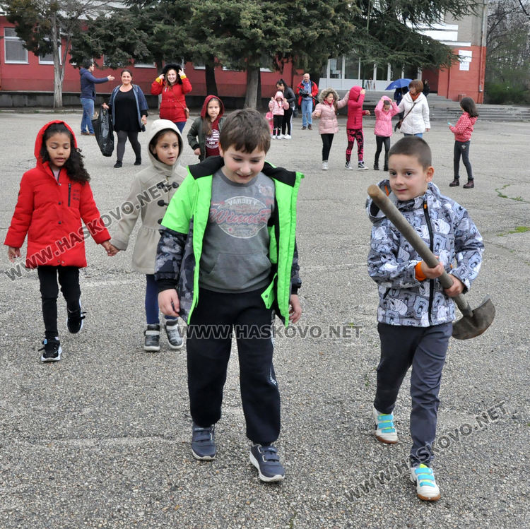Ученици от ОУ „Любен Каравелов“ с екоинициатива