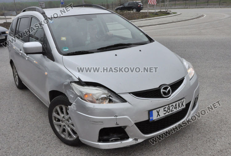 Ситроен се заби в Мазда на кръговото на Кърджалийска