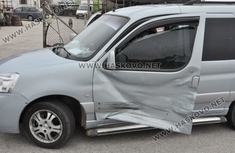 Ситроен се заби в Мазда на кръговото на Кърджалийска