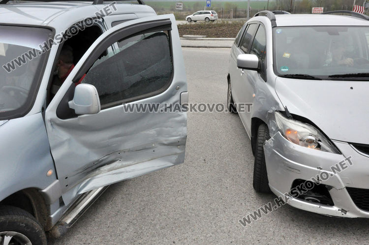 Ситроен се заби в Мазда на кръговото на Кърджалийска
