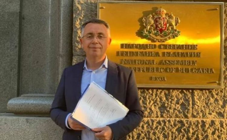 Хасан Азис се отказва от парламента, остава кмет