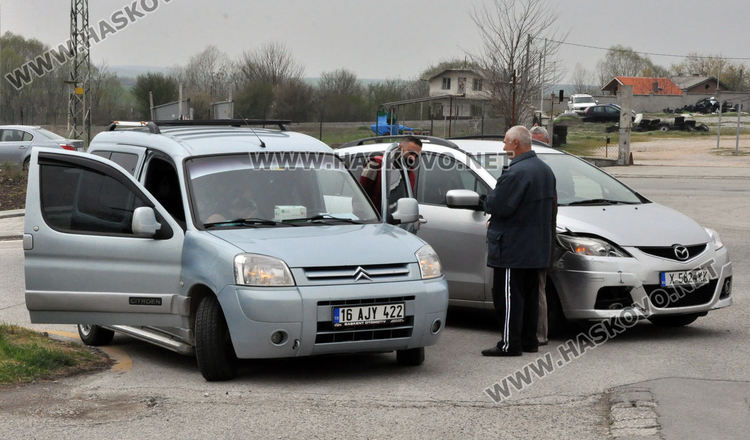 Ситроен се заби в Мазда на кръговото на Кърджалийска