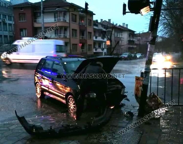 Мицубиши и Фолксваген се разбиха на Кърджалийска