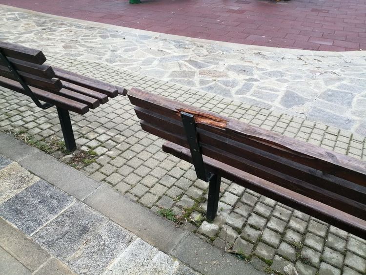 Пак вандали, или как да си напазаруваме крушки от детската площадка