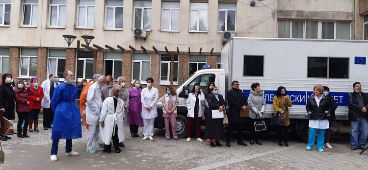 С вой на сирени и едноминутно мълчание здравните работници почетоха паметта на починалите медици