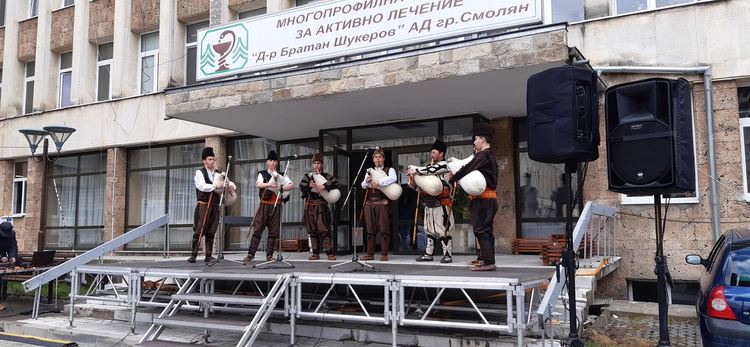 С вой на сирени и едноминутно мълчание здравните работници почетоха паметта на починалите медици