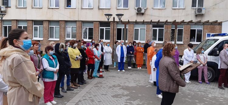 С вой на сирени и едноминутно мълчание здравните работници почетоха паметта на починалите медици