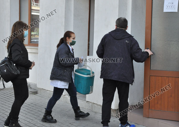 Без струпване и напрежение личните лекари от Хасковско взеха ваксини на Модерна и Пфайзер