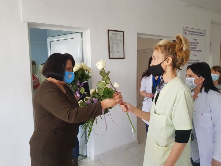 Цветя и благодарности за здравните работници в Момчилград