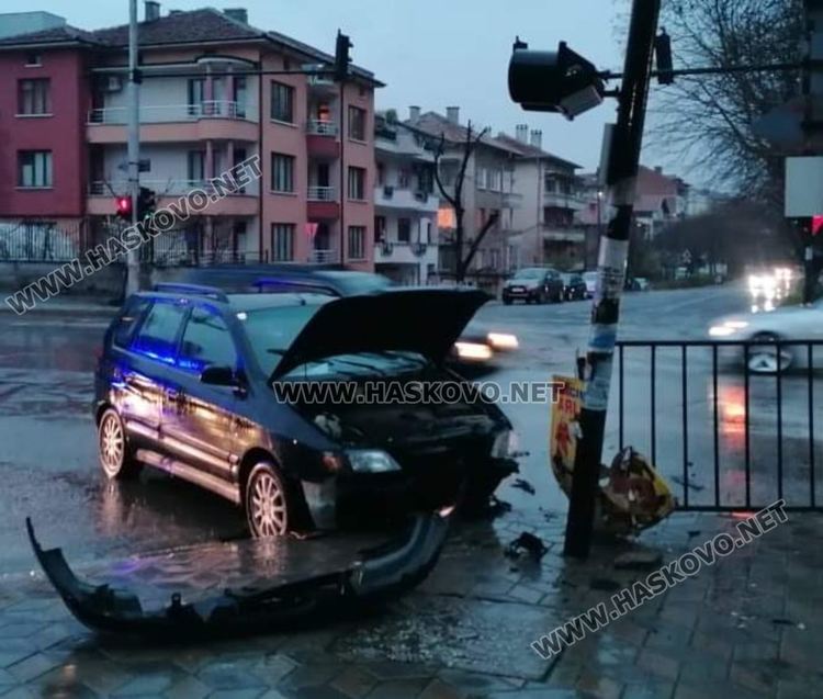 Мицубиши и Фолксваген се разбиха на Кърджалийска