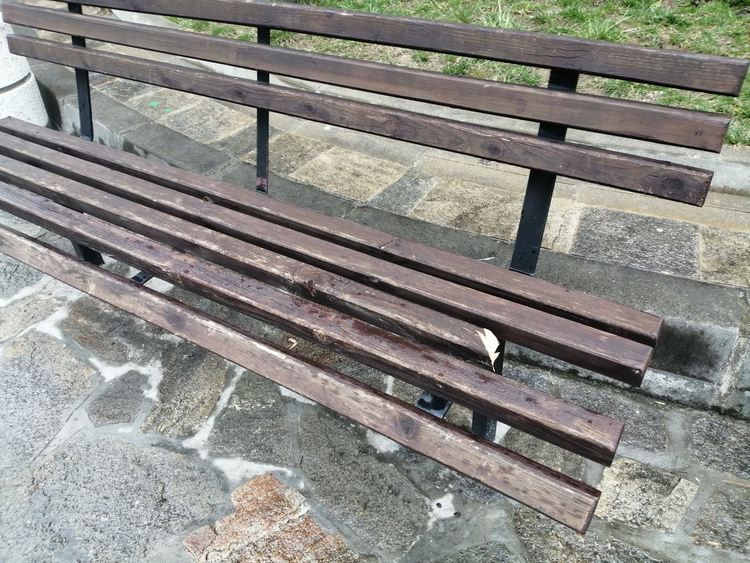 Пак вандали, или как да си напазаруваме крушки от детската площадка