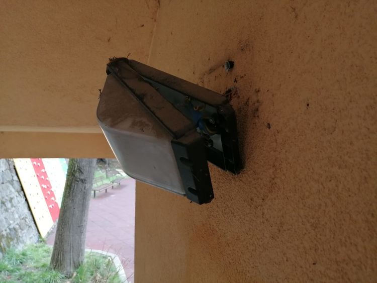 Пак вандали, или как да си напазаруваме крушки от детската площадка