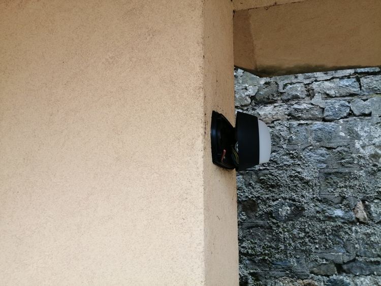 Пак вандали, или как да си напазаруваме крушки от детската площадка