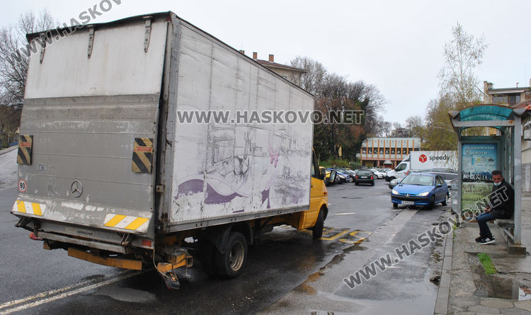 3 глоби за камион, паркирал на спирката до площадка „Спартак“