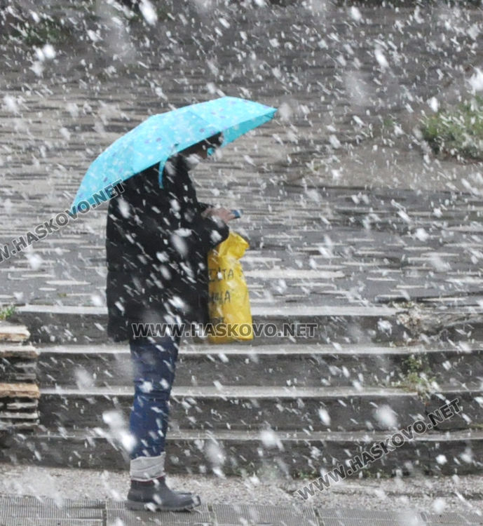 Априлски сняг днес, но спира до обяд