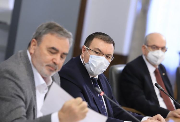 Крехък спад на третата вълна, връщат учениците в класните стаи (на живо)