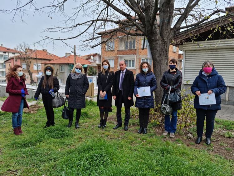 В "Седмицата на гората" потребители на Центъра за ранно детско развитие и зам-кмета засадиха дървета