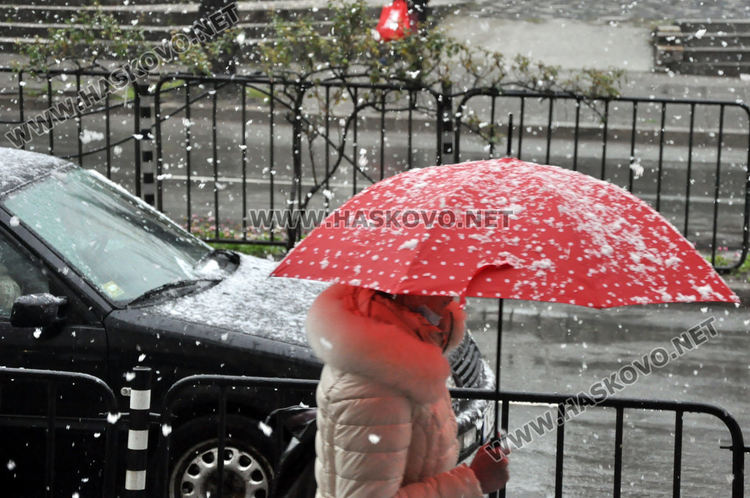 Априлски сняг днес, но спира до обяд