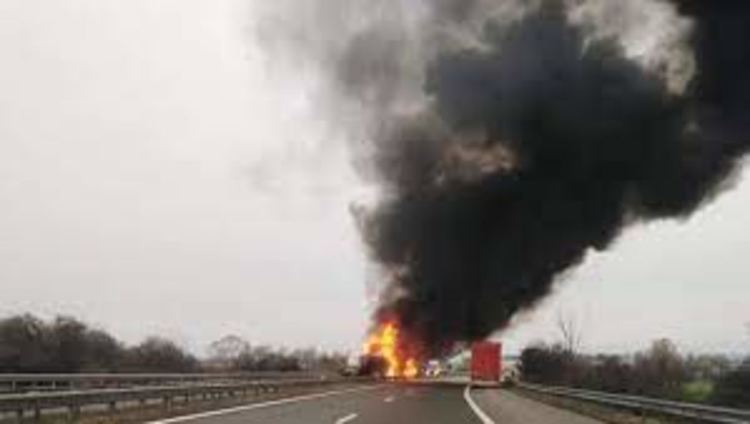 Катастрофа с горящ ТИР затвори магистрала Тракия
